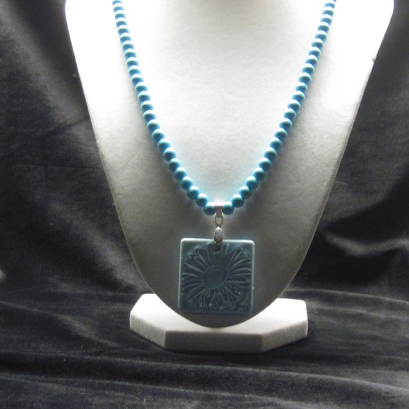 3/$20 | Aqua bead and ceramic daisy necklace - Picture 3 of 8